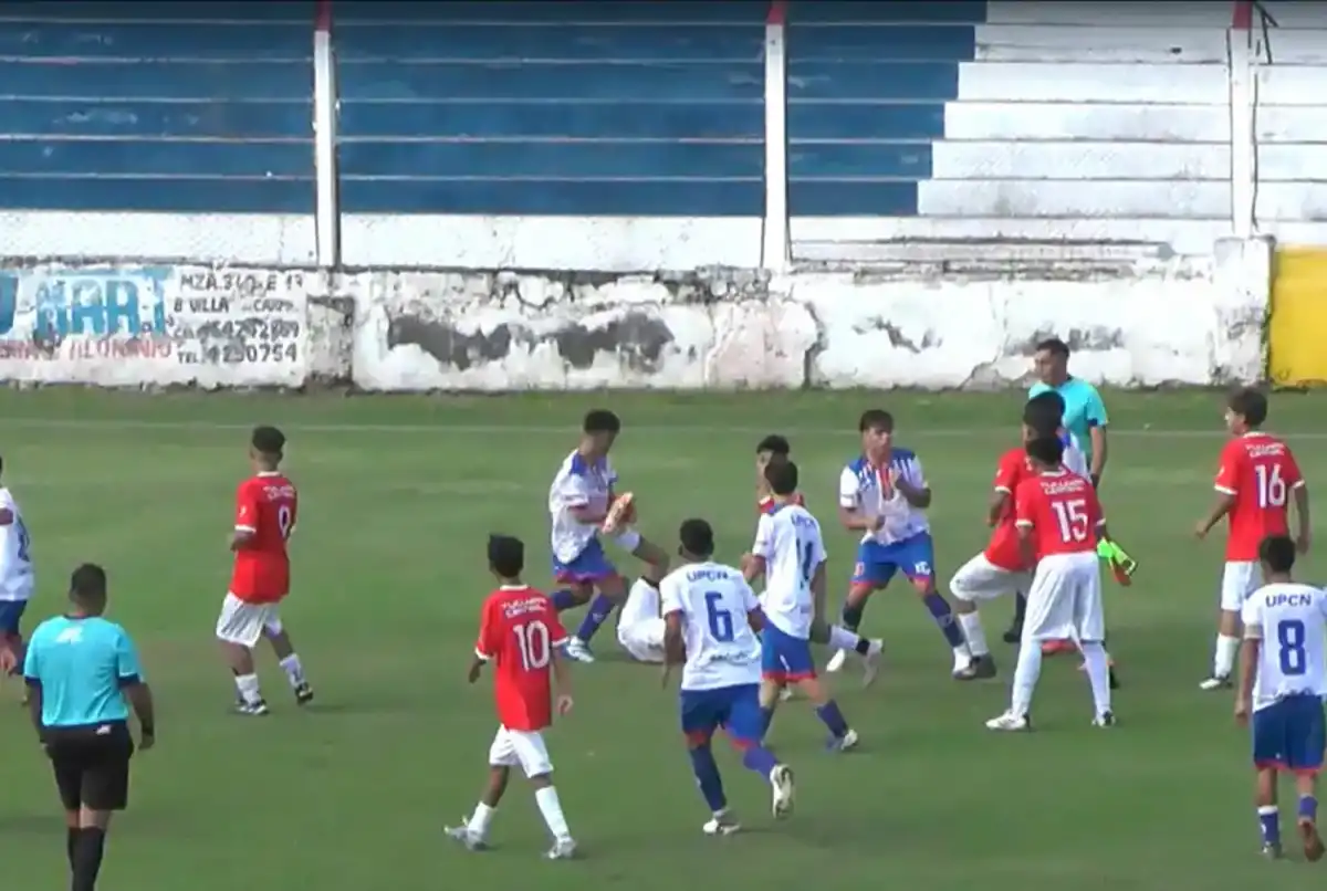 El encuentro entre Unión Santiago y Tucumán Central, correspondiente a la tercera fecha del II Torneo Nacional Juvenil 2026 en la categoría Sub-15, fue suspendido tras una violenta pelea generalizada entre jugadores de ambos equipos.