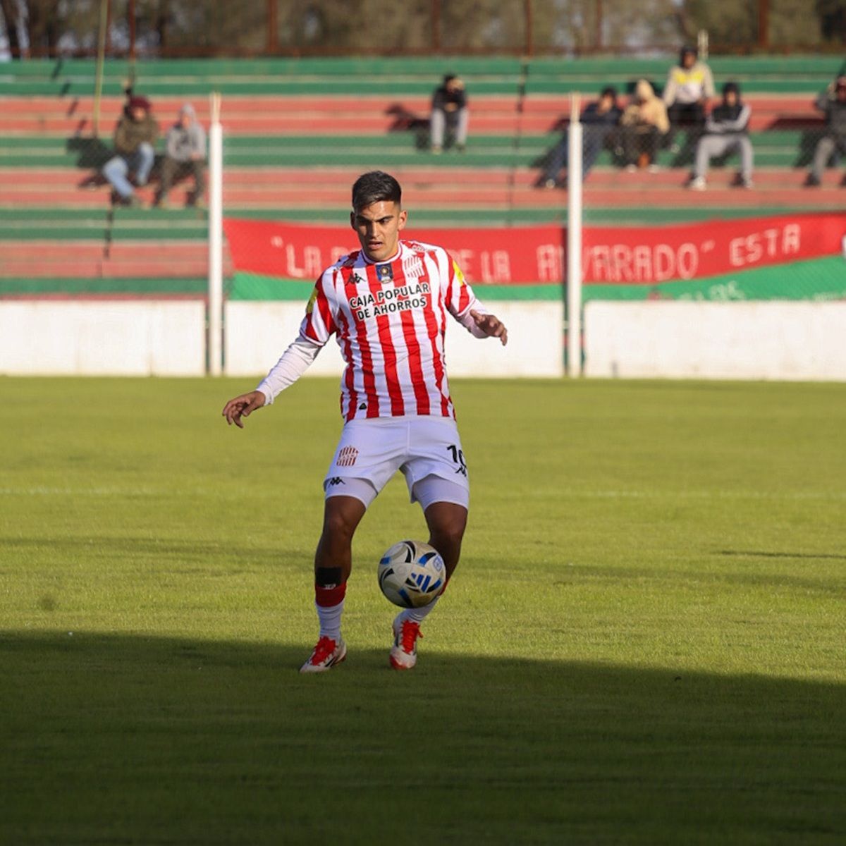 LO NECESITA. Kevin López no pudó ser eje en la mitad de la cancha para San Martín.