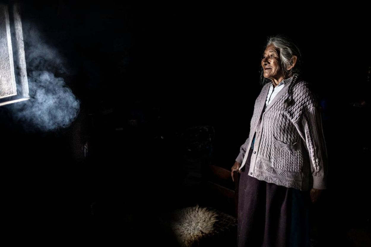 EL MANEJO DEL CLAROSCURO. Ina Casanova  retrató a “Doña Juana” en su entorno hogareño.