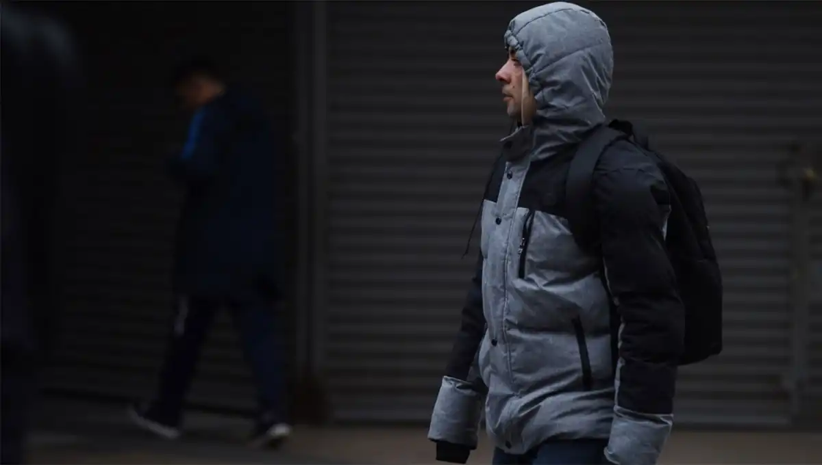 A REVOLVER EL ROPERO. Las camperas y guantes volverán a formar parte de la indumentaria habitual de los tucumanos. 