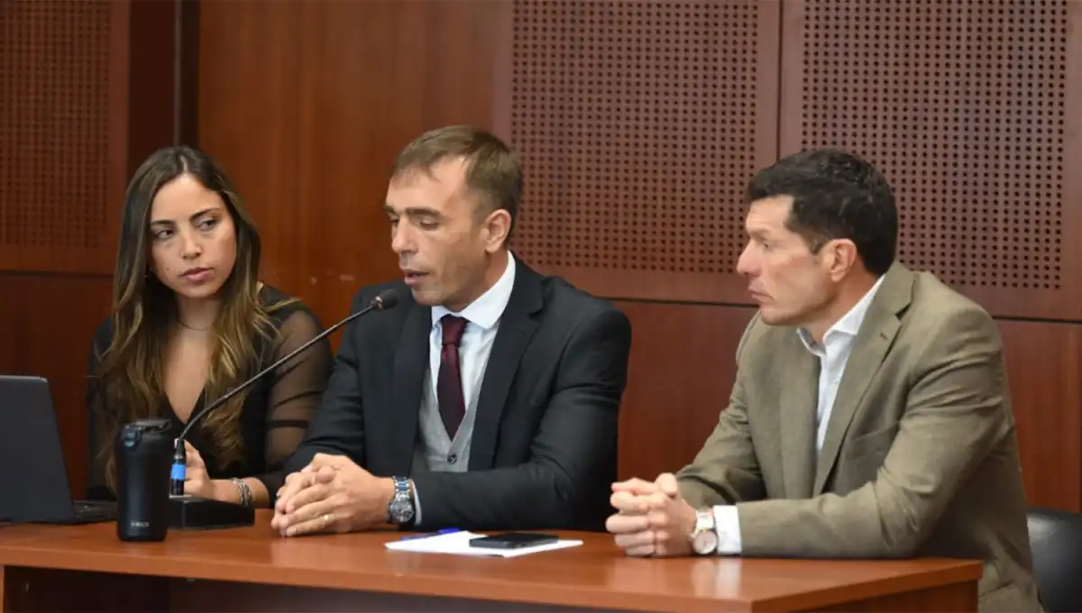 SIN CARGOS. La defensa técnica de Sergio Kaleñuk (derecha), encabezada por Patricio Char (izquierda) y Candela Álamo (izquierda), no ocultó su satisfacción, pero también su amargura por el camino recorrido. 