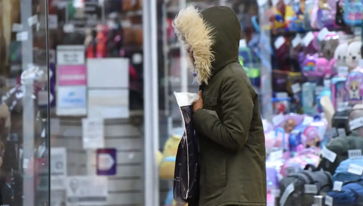 ARROPADOS. Las tucumanas y los tucumanos se verán obligados a desempolvar las camperas y bufandas para hacerle frente a la mañana del martes. 