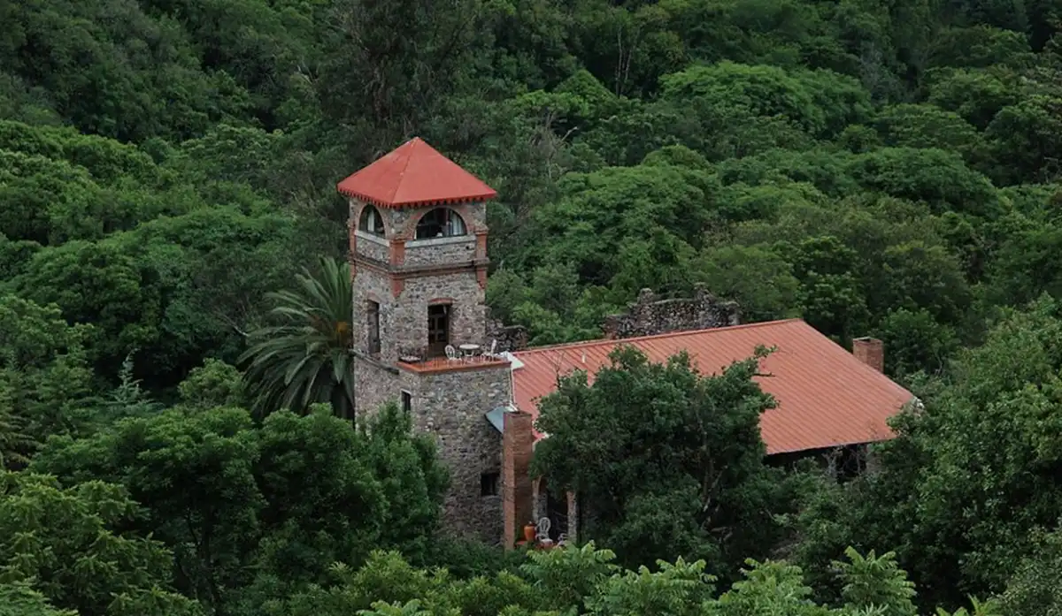 El Castillo de San Lorenso desafía la geografía de Salta.