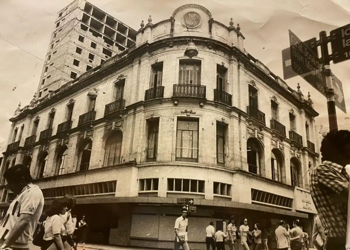 Recuerdos fotográficos: la emblemática tienda La Esperanza, en San Martín y Muñecas