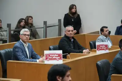 “Manden los pliegos”: la manifestación de concejales opositores durante la sesión extraordinaria