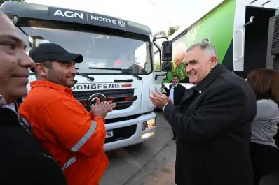Jaldo inauguró pavimento, recorrió obras y entregó camiones en Lomas de Tafí