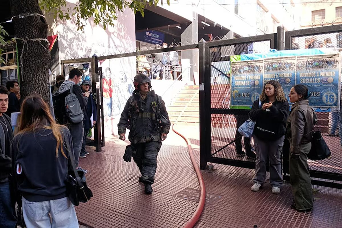 LOS BOMBEROS. Dos personas fueron trasladadas por inhalación de humo. / UBA