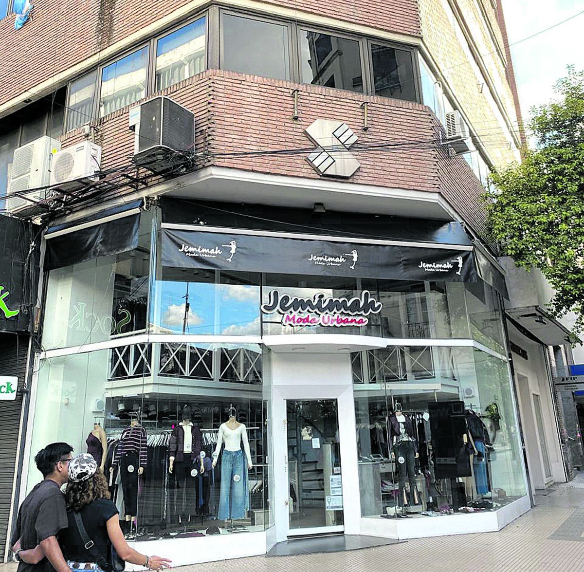 Recuerdos fotográficos: la emblemática tienda La Esperanza, en San Martín y Muñecas