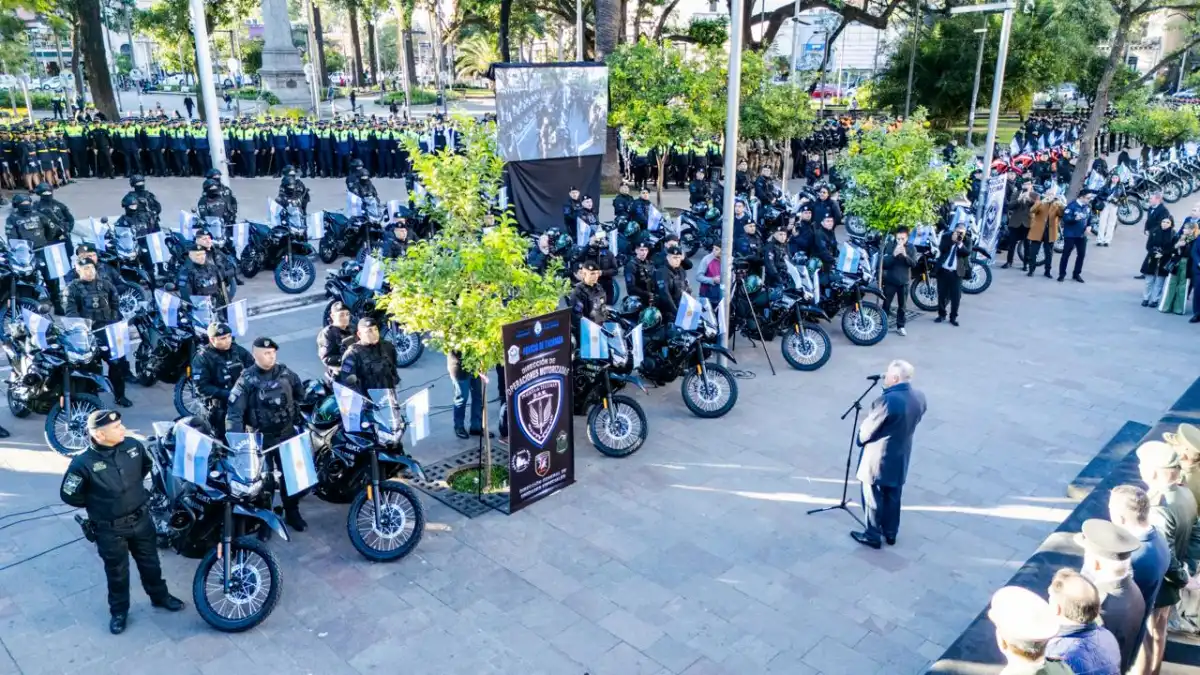 Acto oficial de entrega de unidades móviles a la Policía. 