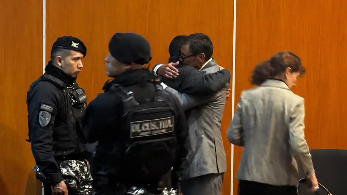 Figueroa se abraza con su abogado tras los alegatos
