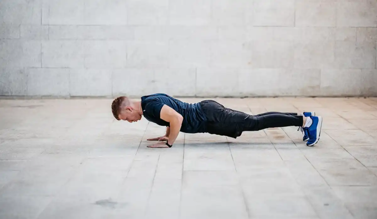 La frecuencia ideal para lograr resultados en las flexiones de brazos. 