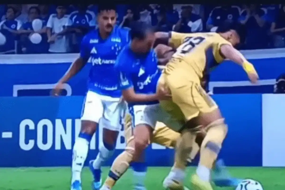Christian, de Cruzeiro, realizó un gesto provocativo contra Bareiro, de Boca.