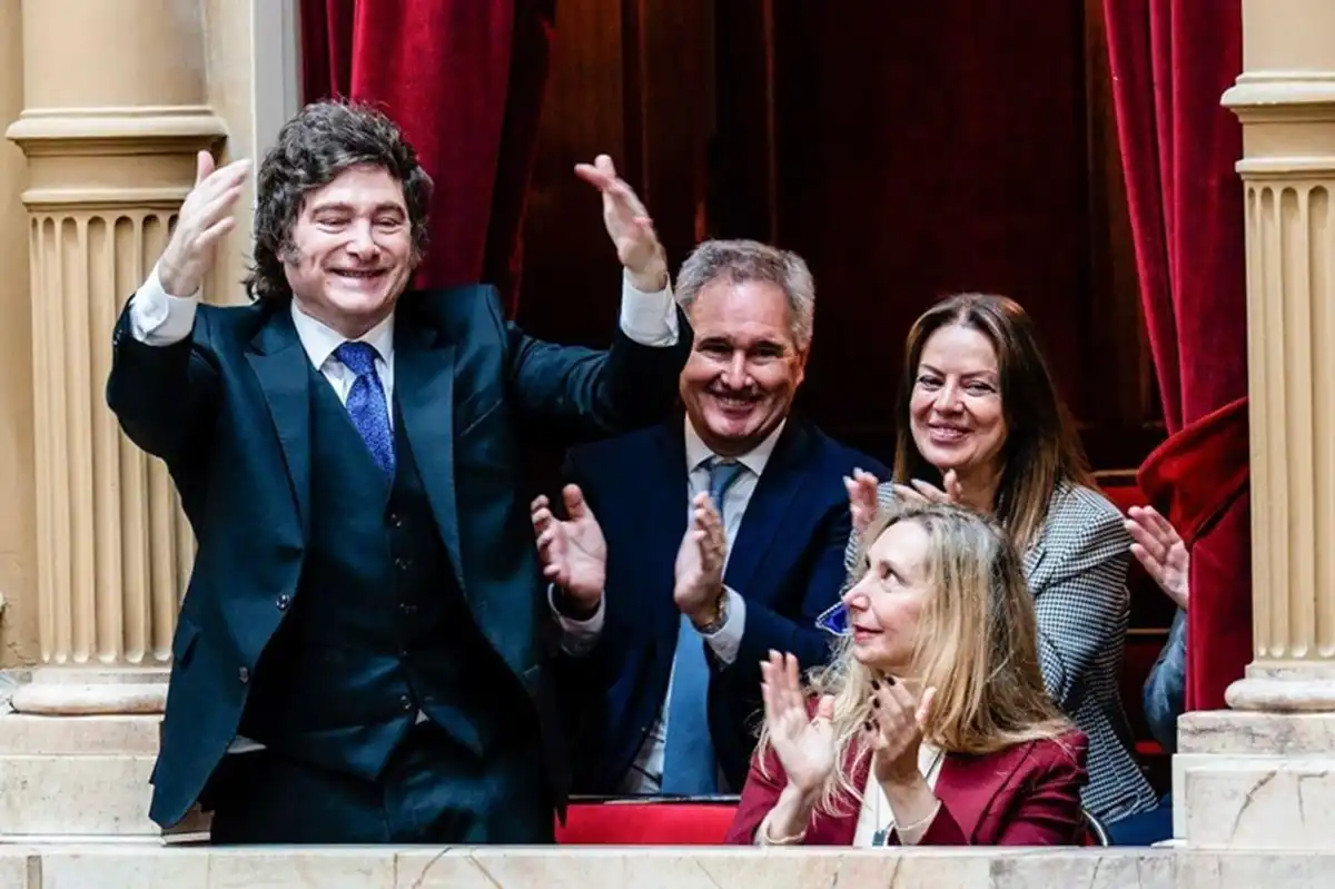 Milei y funcionarios nacionales en el recinto. FOTO X @LANACION