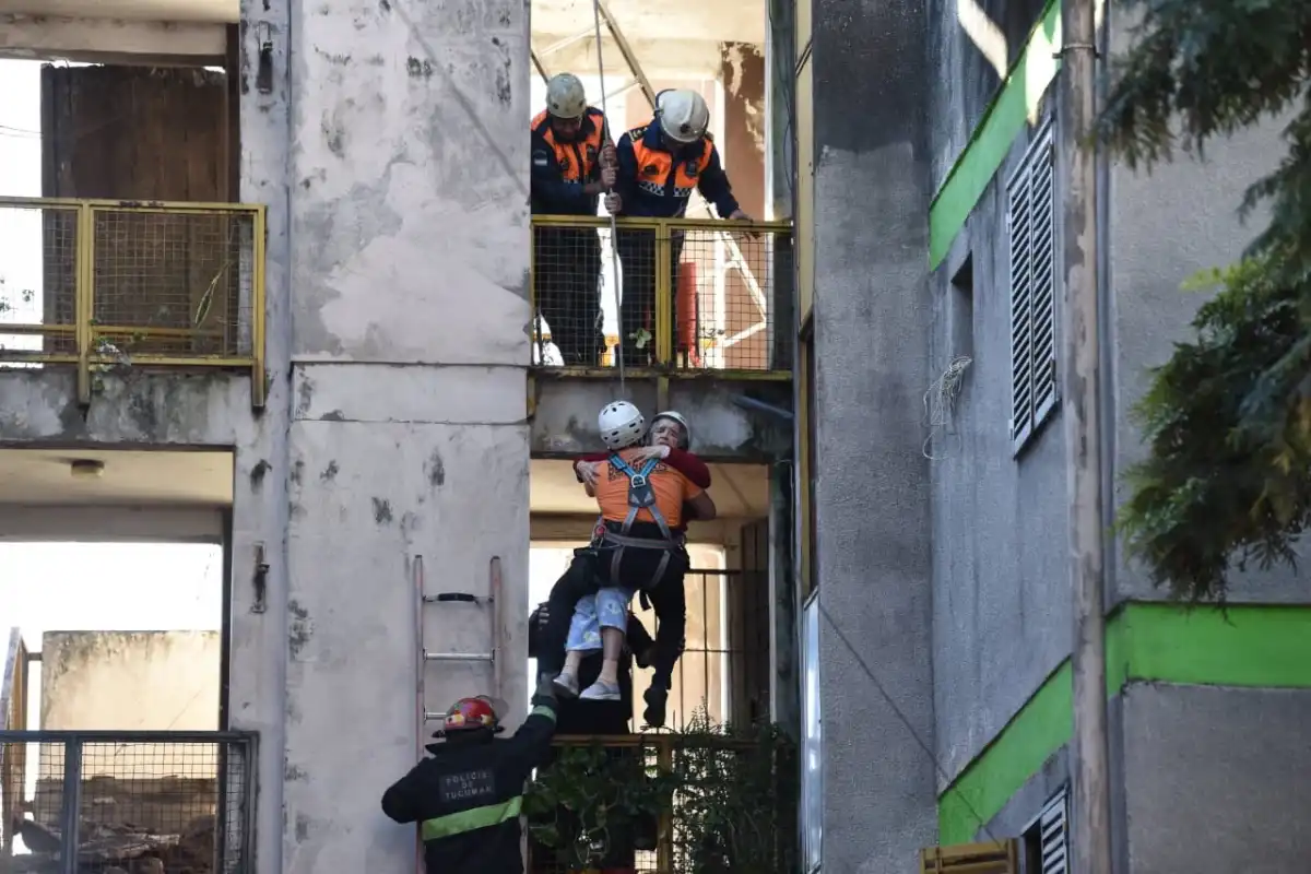 RESCATE CINEMATOGRÁFICO. Así sacaron del edificio a una de las personas atrapadas