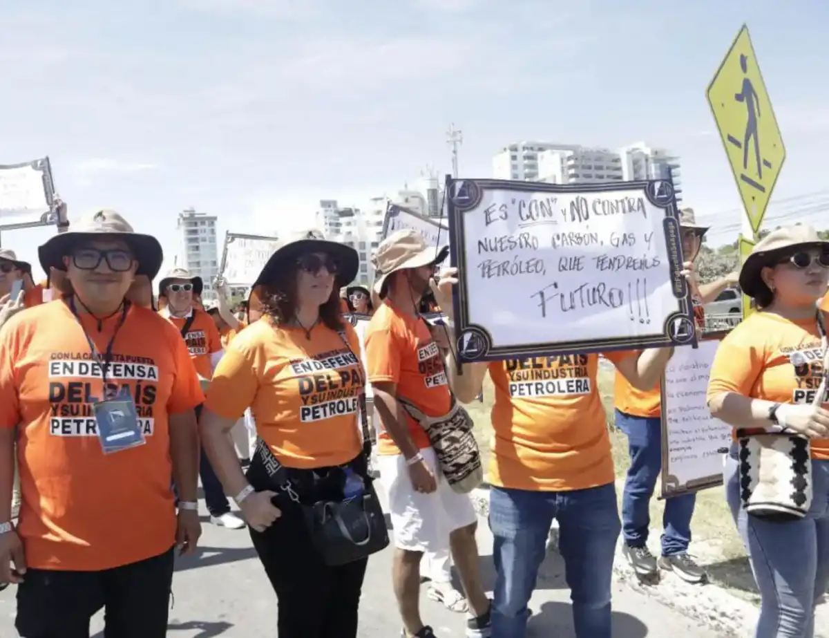 DESCONFORMES. Un grupo se manifestó a favor de la industria petrolera.