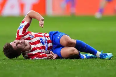 Julián Álvarez marcó, salió lesionado y dejó la serie abierta en la Champions League