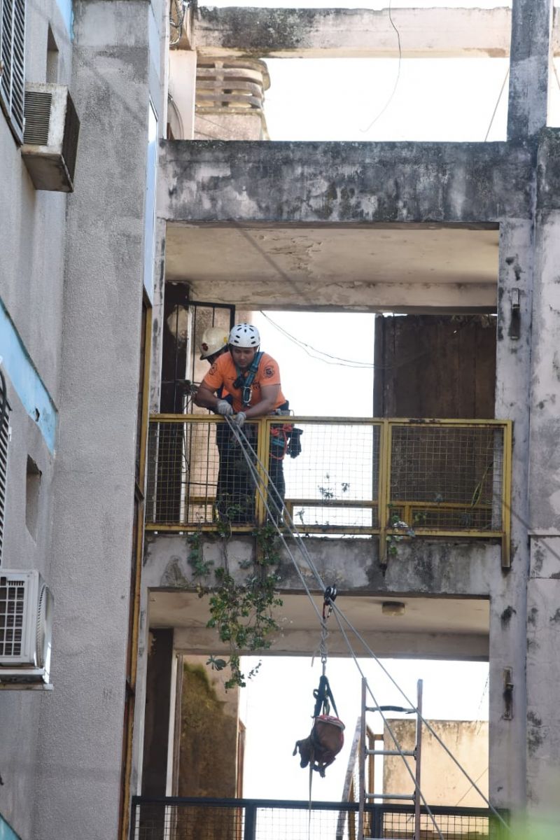 Así rescataron los bomberos al perro que había quedado en el departamento