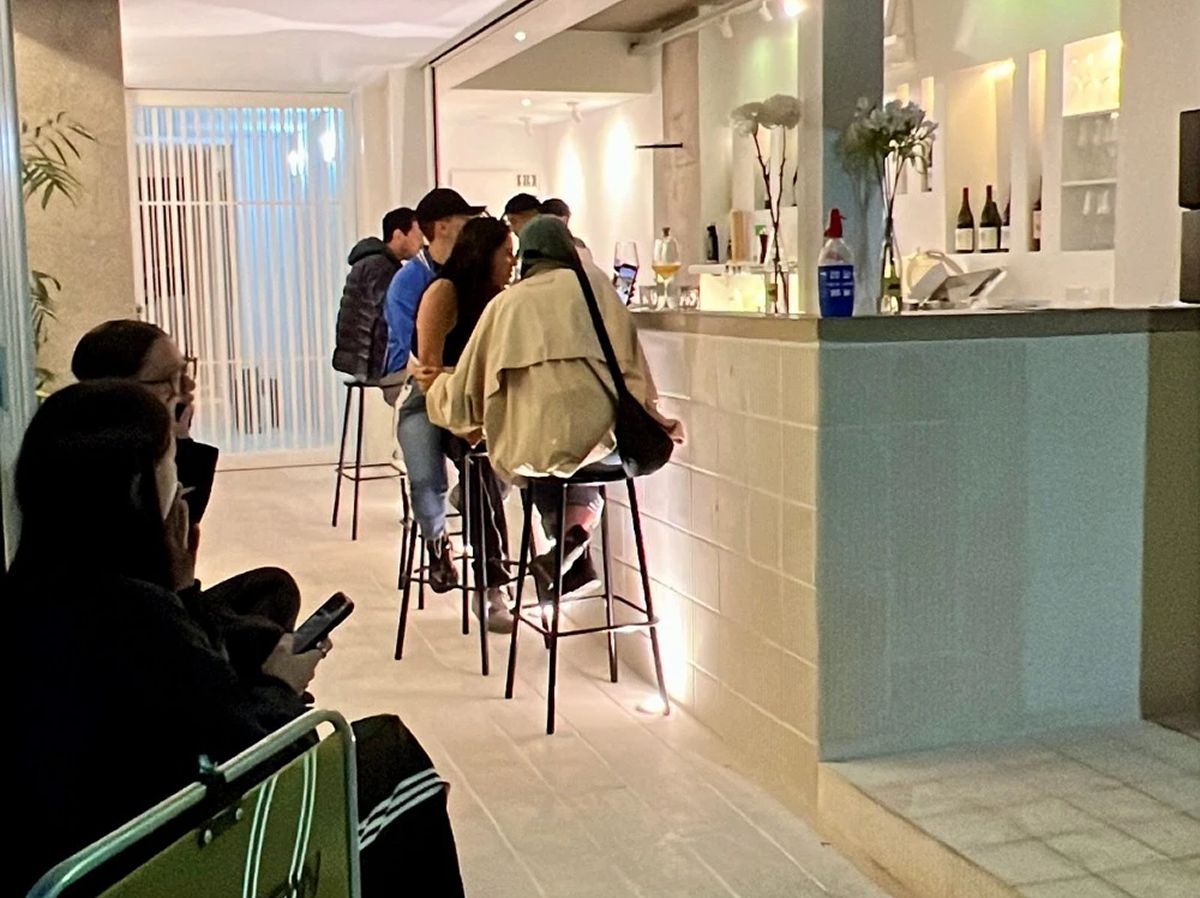 EL ESPACIO. JÖL es un bar que funciona en el hall de un edificio y ya es furor en redes. / JOL