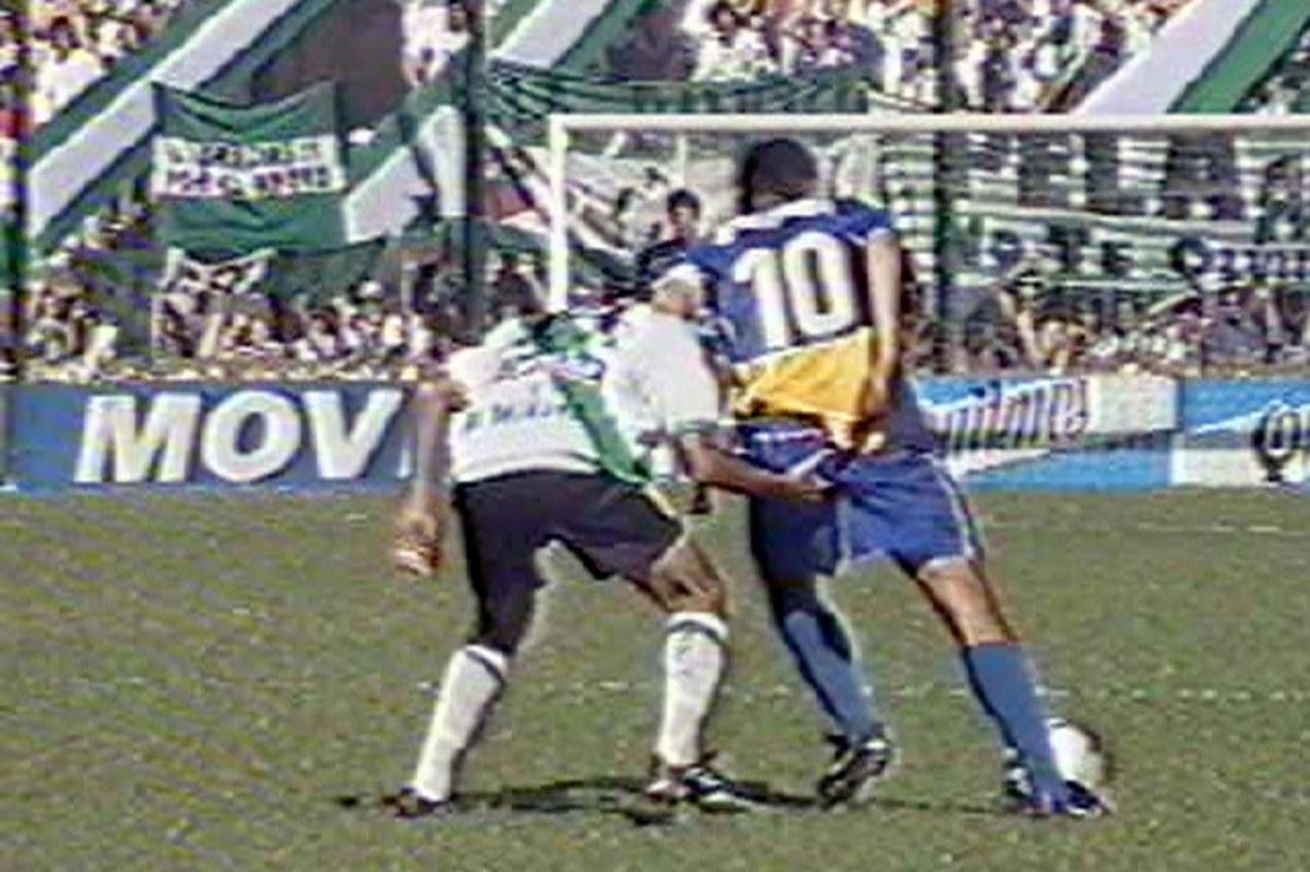 Juan Román Riquelme recibió una agresión por parte de Fabián Santa Cruz.