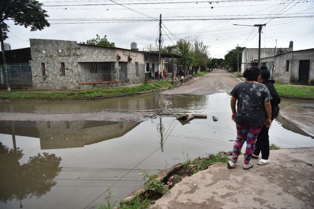 PELIGRO. Residuos, agua estancada y cloacas desbordadas forman un combo que favorece la proliferación del Aedes aegypti.