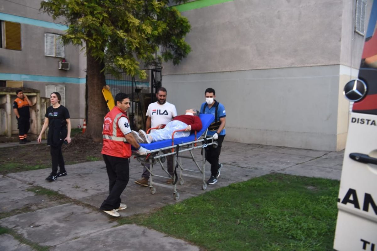 La persona rescatada fue trasladada en ambulancia.