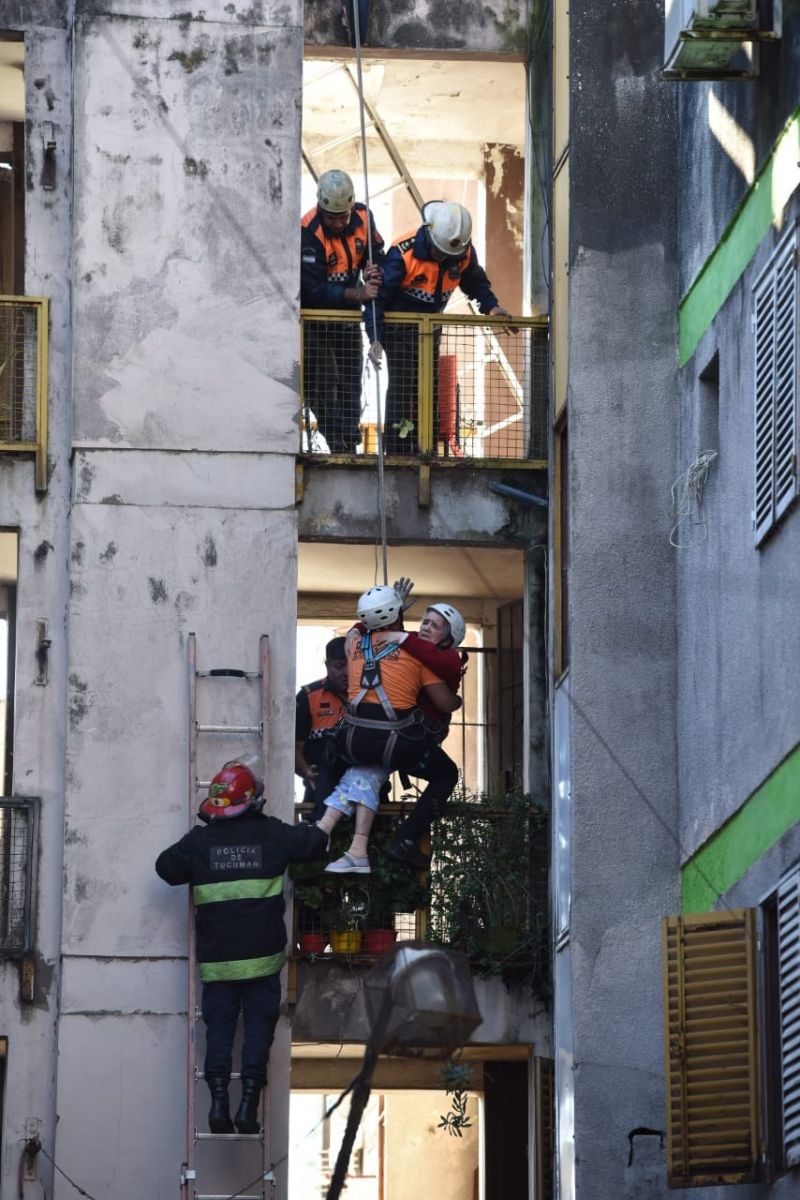 RESCATADA. Un adulto mayor había quedado atrapado