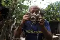 Juan, el fotógrafo de La Madrid que protege de las inundaciones los recuerdos de todo un pueblo