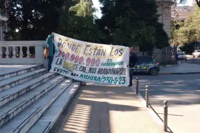 Reclamos de padres de alumnos de la Escuela Superior de Enseñanza Artística a Montaldo