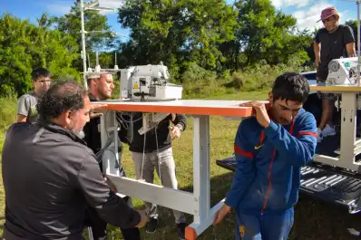 Entrega de máquinas y trabajo territorial: la San Pablo-T y la Legislatura fortalecen un taller en Los Vázquez