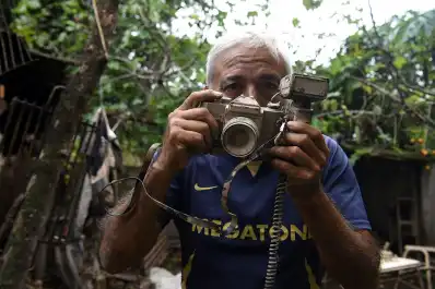 Juan, el fotógrafo de La Madrid que protege de las inundaciones los recuerdos de todo un pueblo
