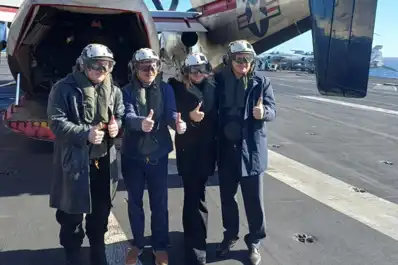 Javier Milei se subió al portaaviones USS Nimitz de EEUU y participó en ejercicios navales