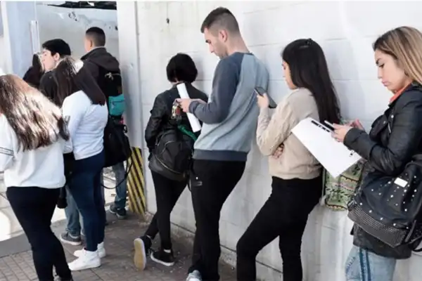 Jóvenes y trabajo en Tucumán: informalidad, frustración y un mercado que no logra integrarlos