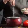 Según la psicología: qué significa añadir sal a la comida, sin probarla antes