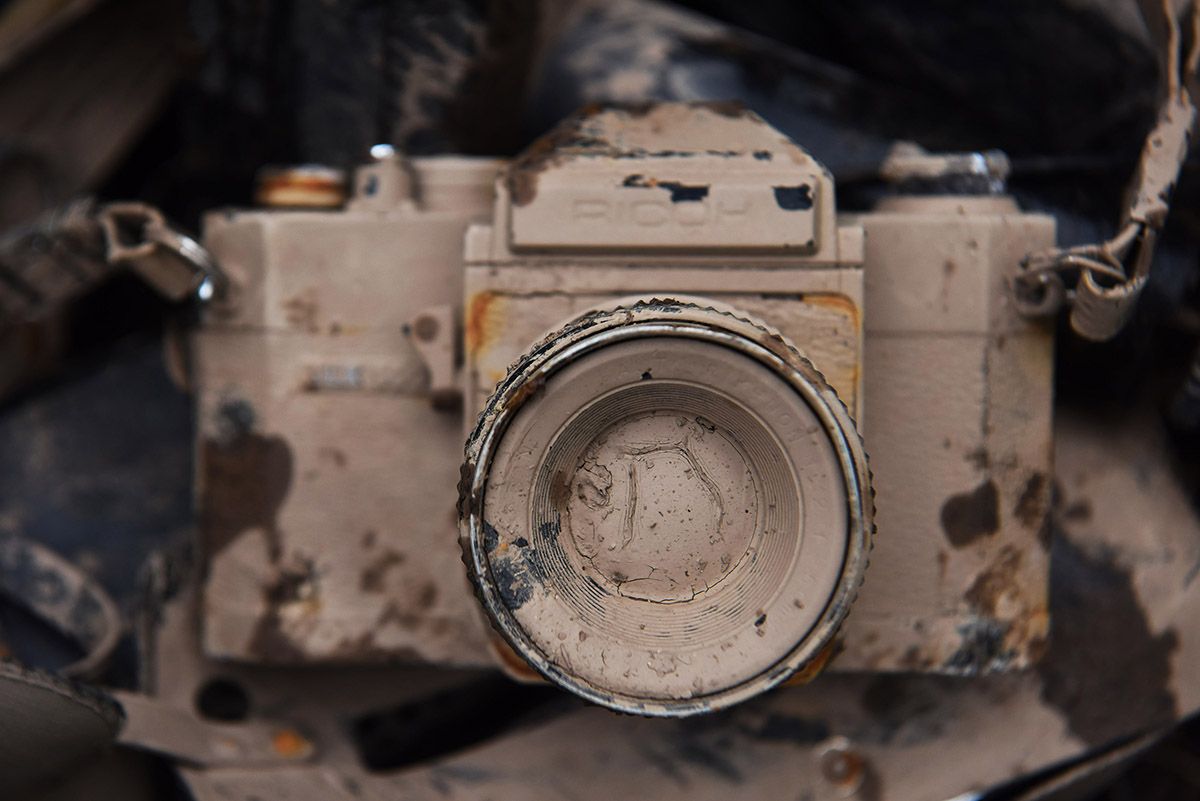 LENTE DE BARRO: Una de las tantas herramientas de trabajo usadas por Juan es la cámara japonesa Ricoh SLX 500, fabricada en 1974. FOTO: DIEGO ARÁOZ