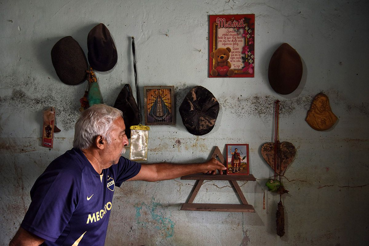 LAS MARCAS DE LA ULTIMA INUNDACIÓN: Una estampita de San Expedito en la habitación de Juan sobrevivió a la furia del agua. FOTO: DIEGO ARÁOZ