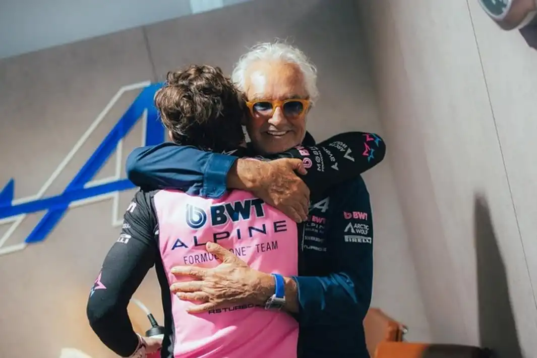 Franco Colapinto y Flavio Briatore después del GP de Miami. 