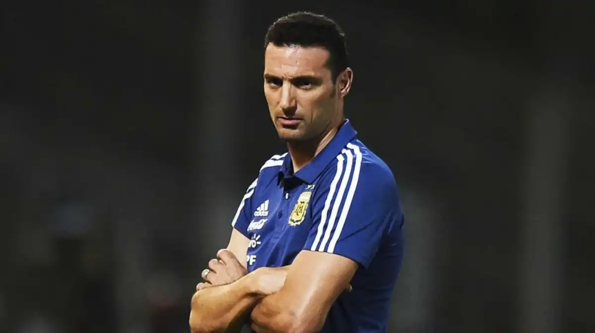 ATENCIÓN. Lionel Scaloni analiza la situación física de cada uno de sus dirigidos; con Joaquín Panichelli y Joaquín Foyth descartados, sólo resta seguir la evolución de algunos jugadores con inconvenientes menores.