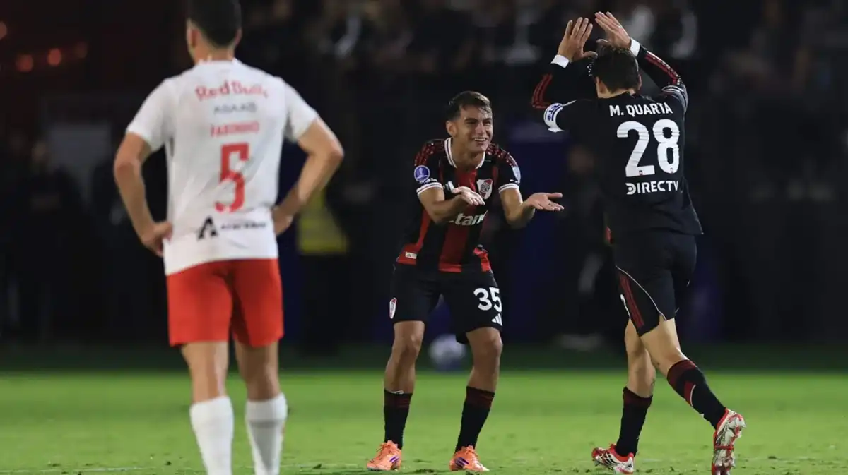 EL GOL DEL TRIUNFO. Giuliano Galoppo felicita a Lucas Martínez Quarta, autor del tanto que definió la victoria 1-0 de River sobre Bragantino de Brasil por la Copa Sudamericana.