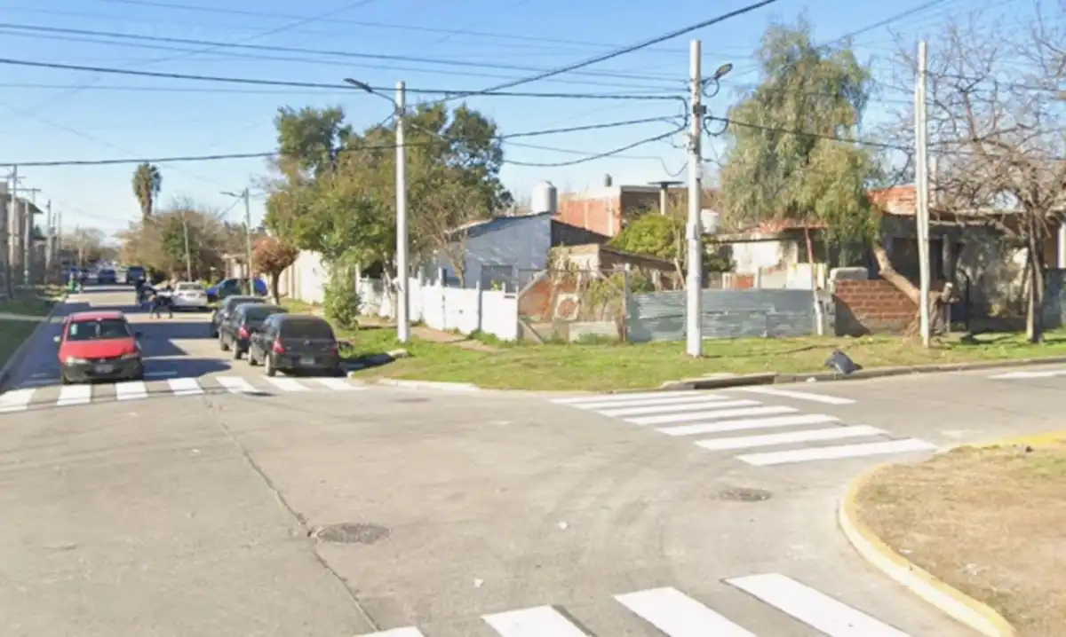 INGENIERO BUDGE. Los hijos de la imputada llamaron a la policía para informar que su madre estaba en el domicilio y quería entregarse, fue detenida en el lugar.