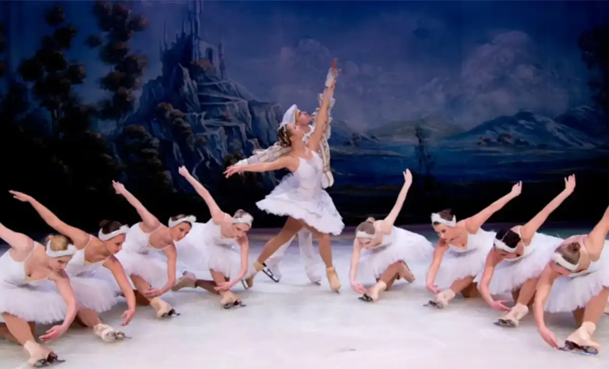SOBRE HIELO. Un elenco ruso de 18 bailarines y patinadores presenta “El Lago de los Cisnes”.