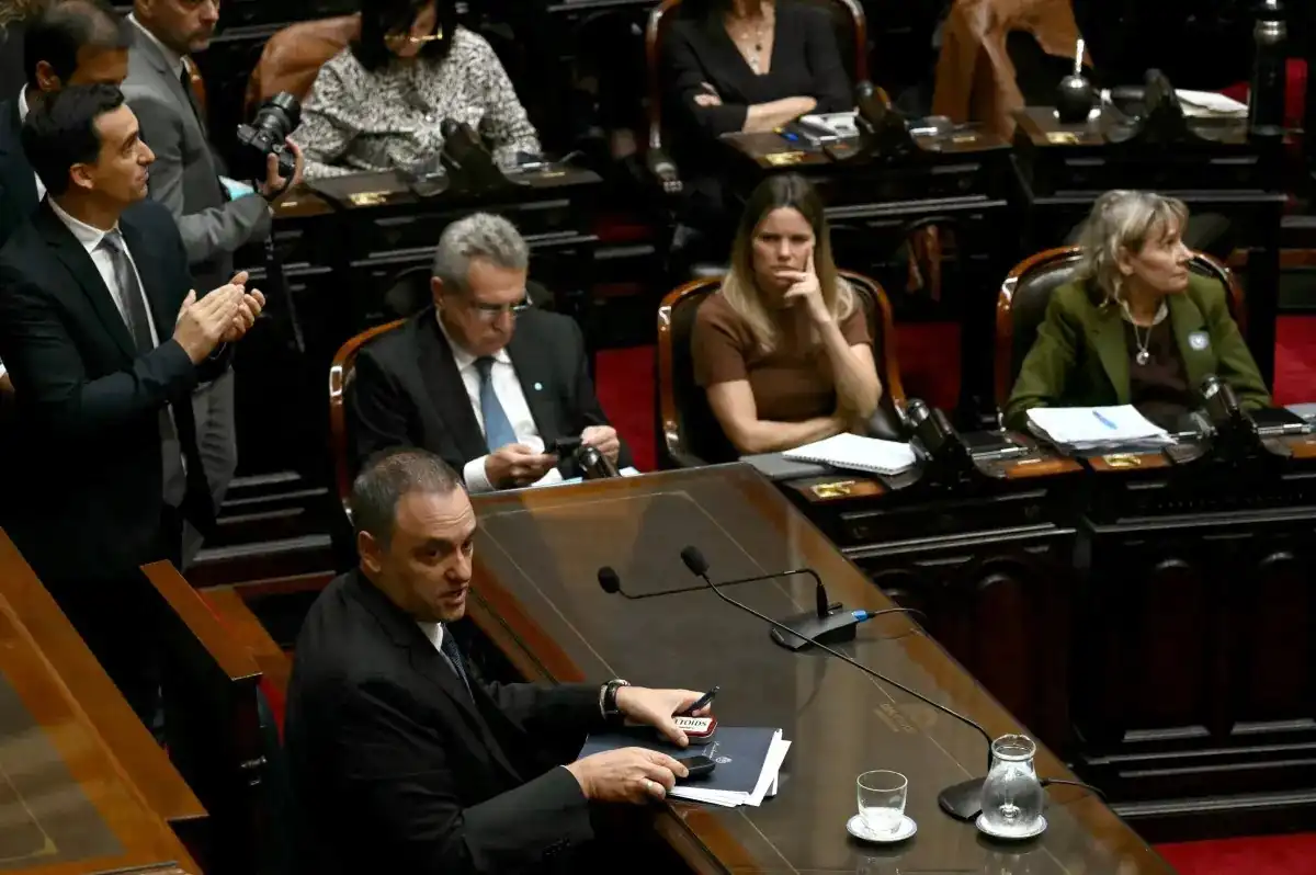 Adorni, los therians, el grito de chorros y la democracia banalizada al máximo