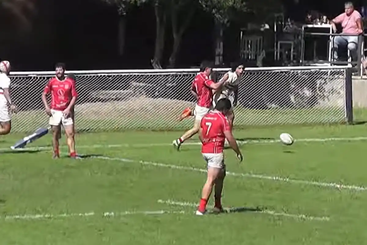 Juan Martín Barros anotó el último try a favor de Natación en el triunfo frente a Los Tarcos.