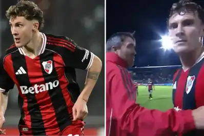 VIDEO: el golpe de Facundo Colidio a una cámara en pleno partido de River por la Sudamericana