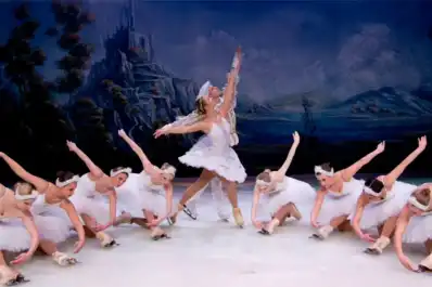 “El Lago de los Cisnes”, en el club Floresta: patinadores y bailarines en una puesta distinta