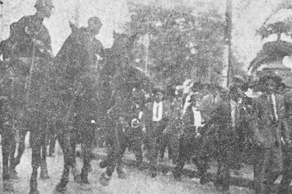 Recuerdos fotográficos: de protestas sofocadas a palos y de actos masivos, en 14 fotos