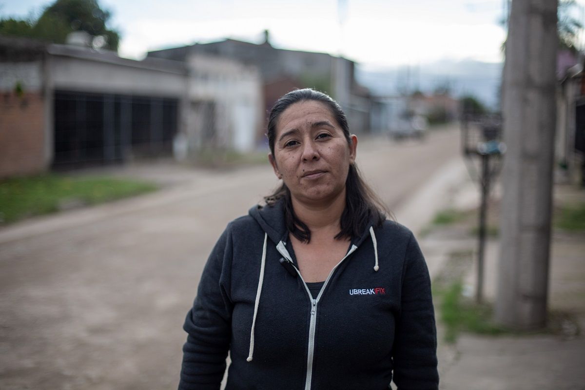 Cintia Gramajo, una madre y costurera de Barrio Crucero Belgrano, tuvo que apurar su recuperación para atender a toda su familia