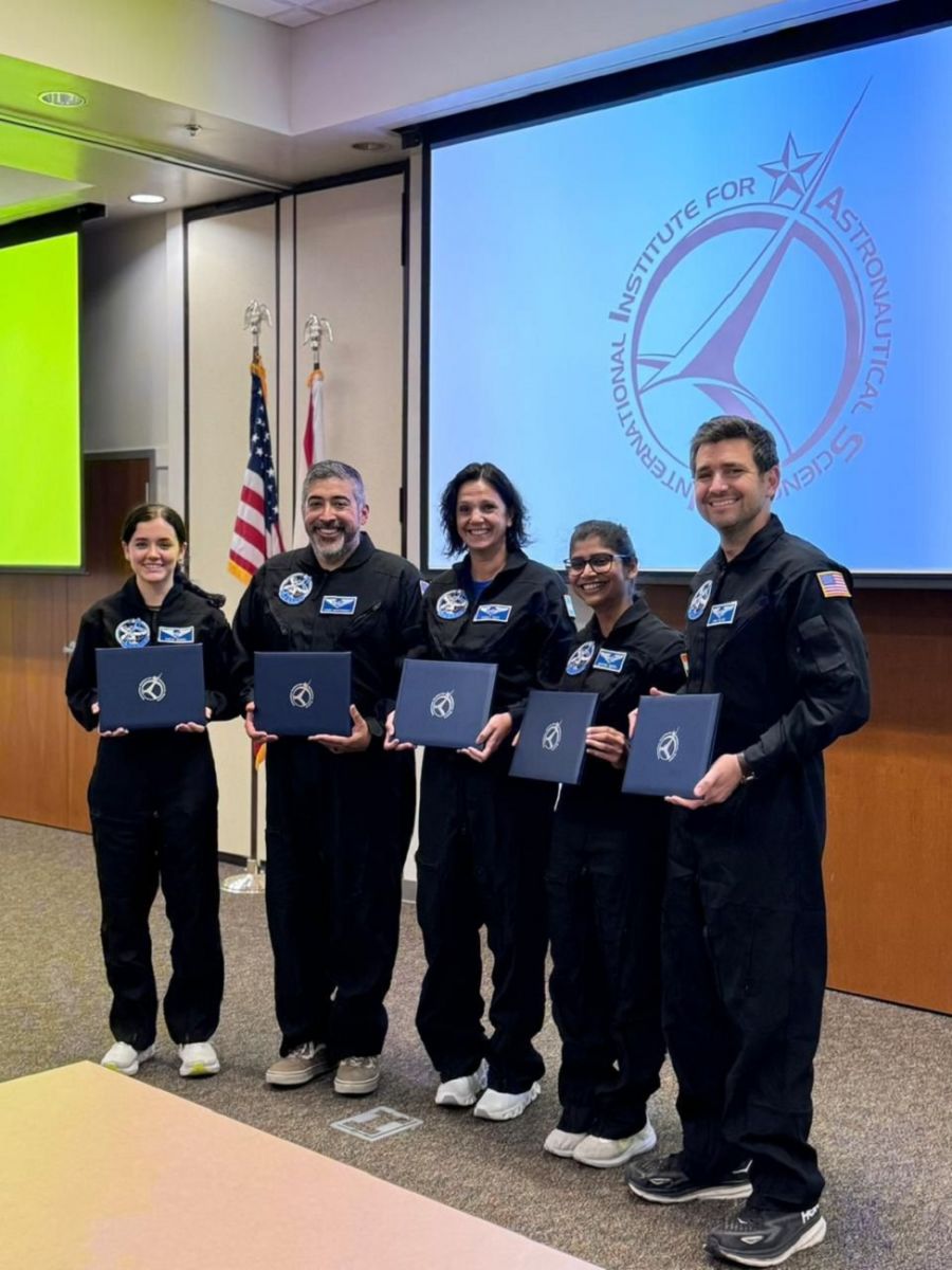 OBJETIVO CUMPLIDO. La foto luego de graduarse en el curso de astronauta