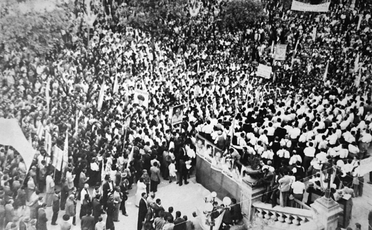Recuerdos fotográficos: de protestas sofocadas a palos y de actos masivos, en 14 fotos