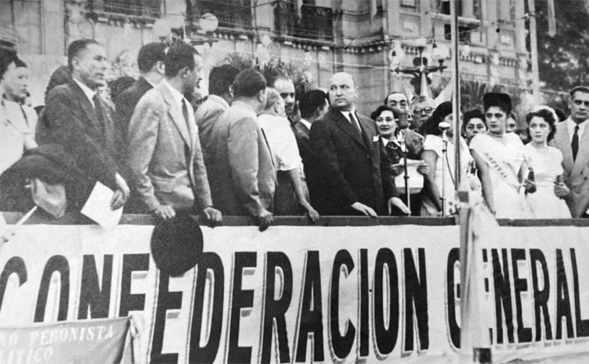 Recuerdos fotográficos: de protestas sofocadas a palos y de actos masivos, en 14 fotos