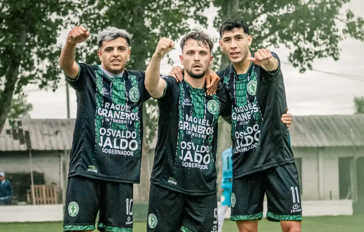 Axel Epifanio, Pato Cruz y Alejandro Medina posan luego de uno de los goles del triunfo frente a Sportivo Trinidad.